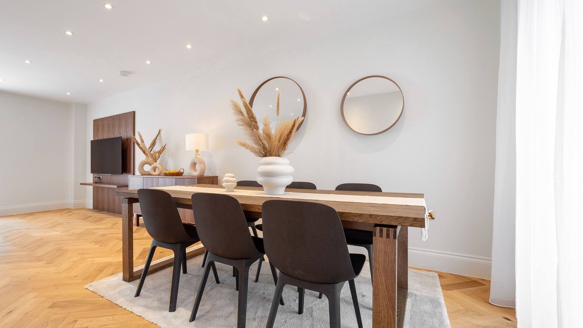 Vincent Square Apartment | 3 Bedroom Flat With Patio in Central London