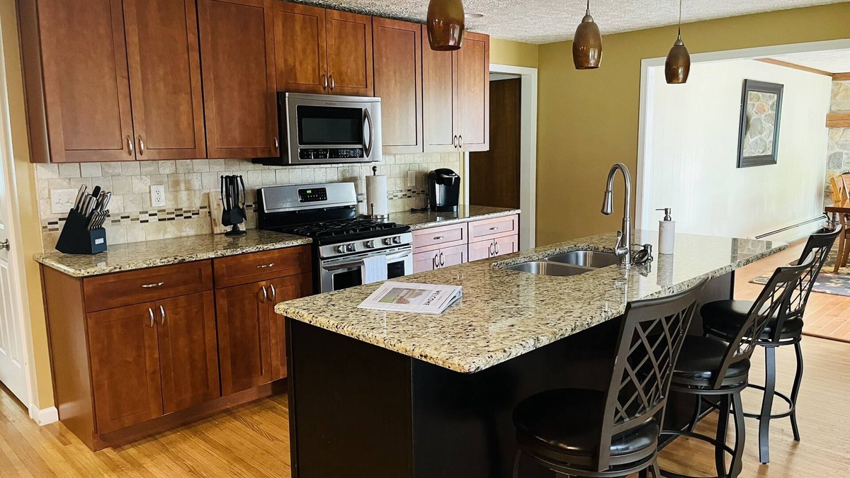 Spencerport House | 3 Bedroom High End House With Hot Tub Close To Erie Canal And Golf Courses