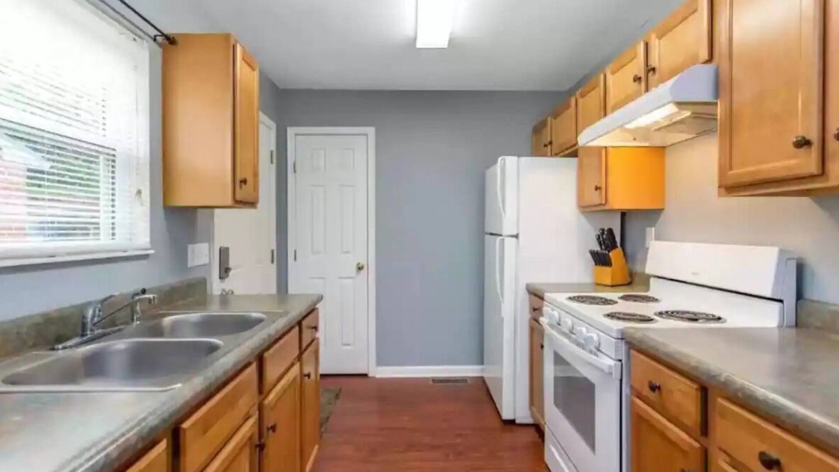Westwood House | 3 Bedroom Home | 15 minutes to Downtown