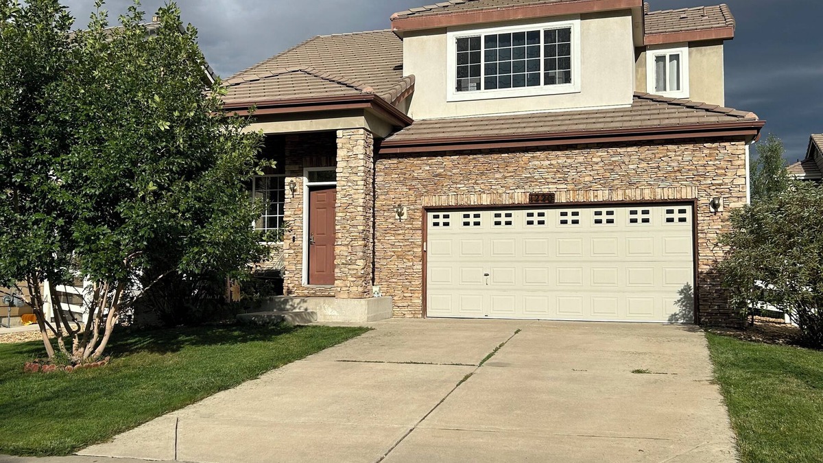 Aurora House | 3 bedroom home by airport. Short drive to Anschultz Medical Center.
