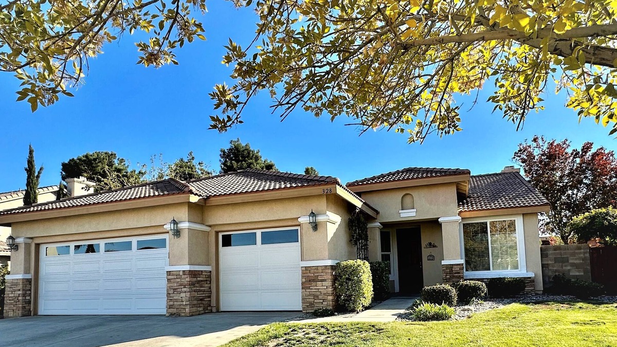 Palmdale House | 3 Bedroom Home Great Area Near Shops & Restaurants!