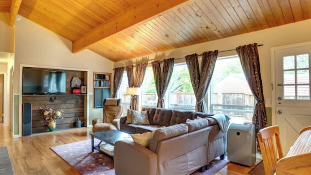 Starcrest House | 3 Bedroom Home in beautiful Vancouver, WA. Driveway park with E-Car Charger.