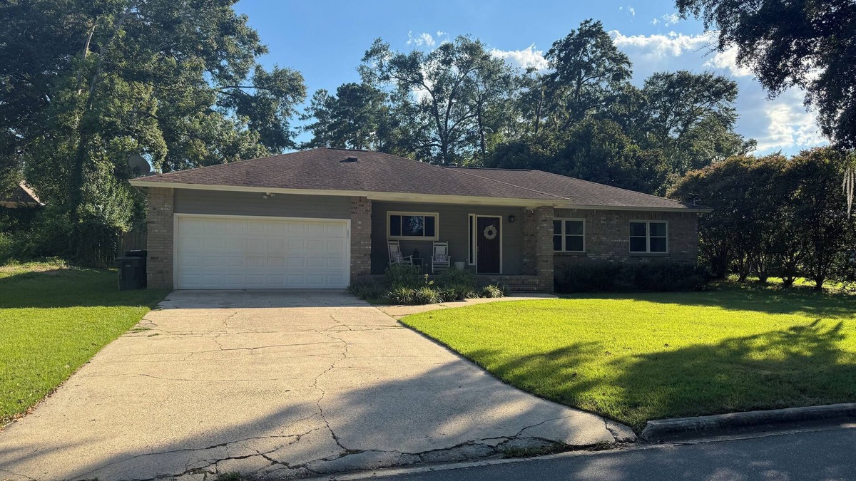 Tallahassee House | 3-bedroom home in Tally with yard & garage, 4 miles from FSU, FAMU, & Capital