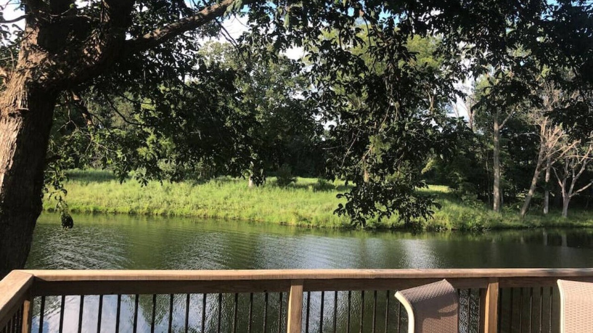 Collinsville House | 3 Bedroom Home - Lake Views on 3 Sides