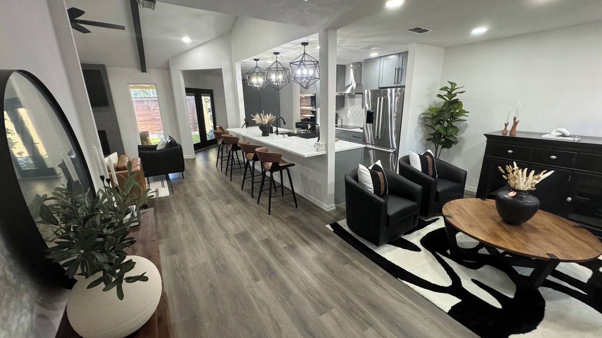 North Arlington House | 3 bedroom home near Arlington Entertainment District amongst the TOWERING OAKS!