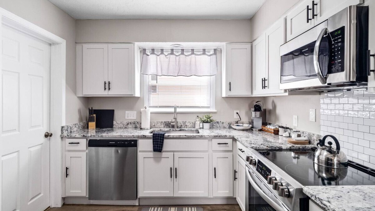 Willobee On The Lake Apartment | 3 Bedroom Home, Walk to Lake Erie
