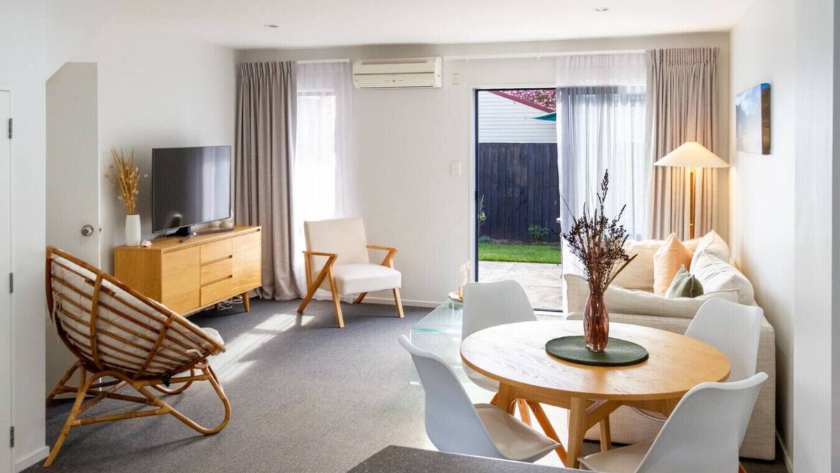 Sydenham Apartment | 3 Bedroom Home With Garage & Extra Car Park