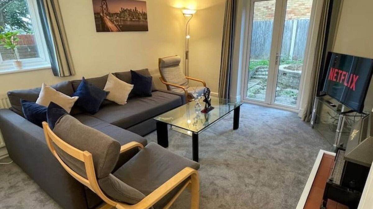 Canterbury House | 3-bedroom home with free parking
