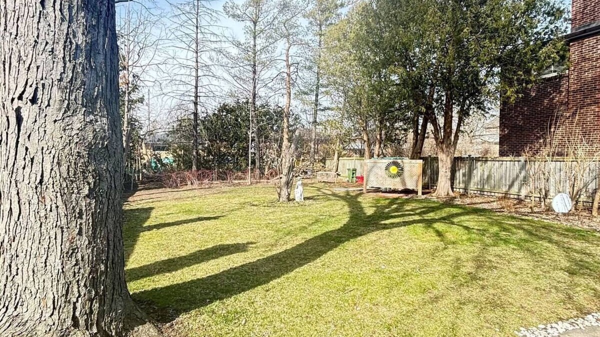 Newtonbrook House | 3-bedroom Home with huge backyard in Yonge. 15 minutes to Finch Subway