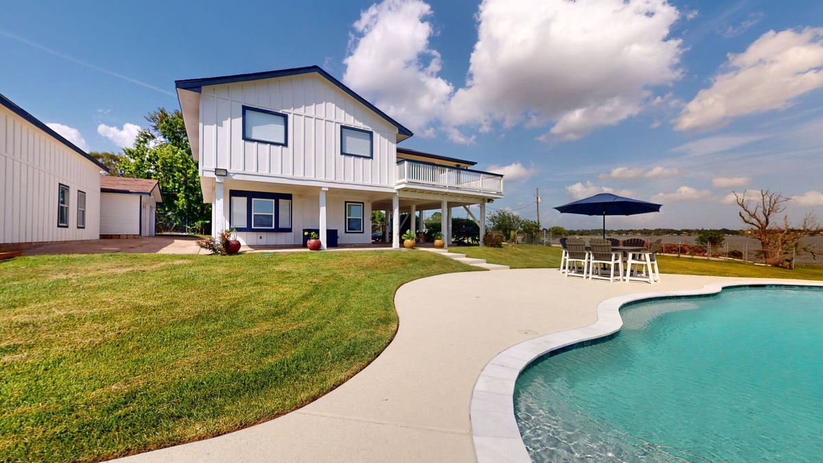 Barrett House | 3-bedroom home with washer/dryer, TV, free internet, poon & amazing water view