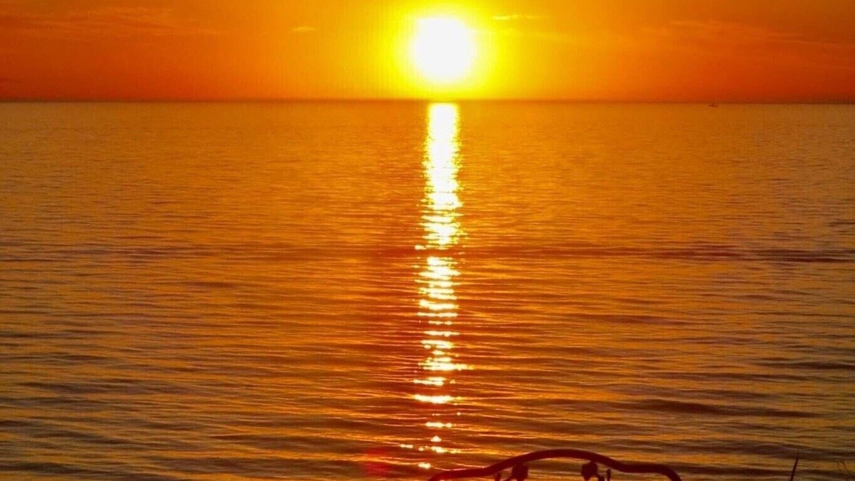 Lake Erie Beach House | 3 bedroom home within walking distance to shared private beach