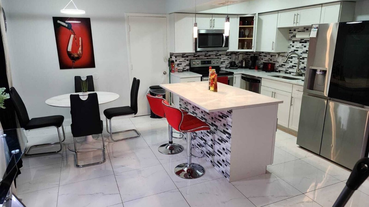 North Lauderdale House | 3 Bedroom House with King Bed