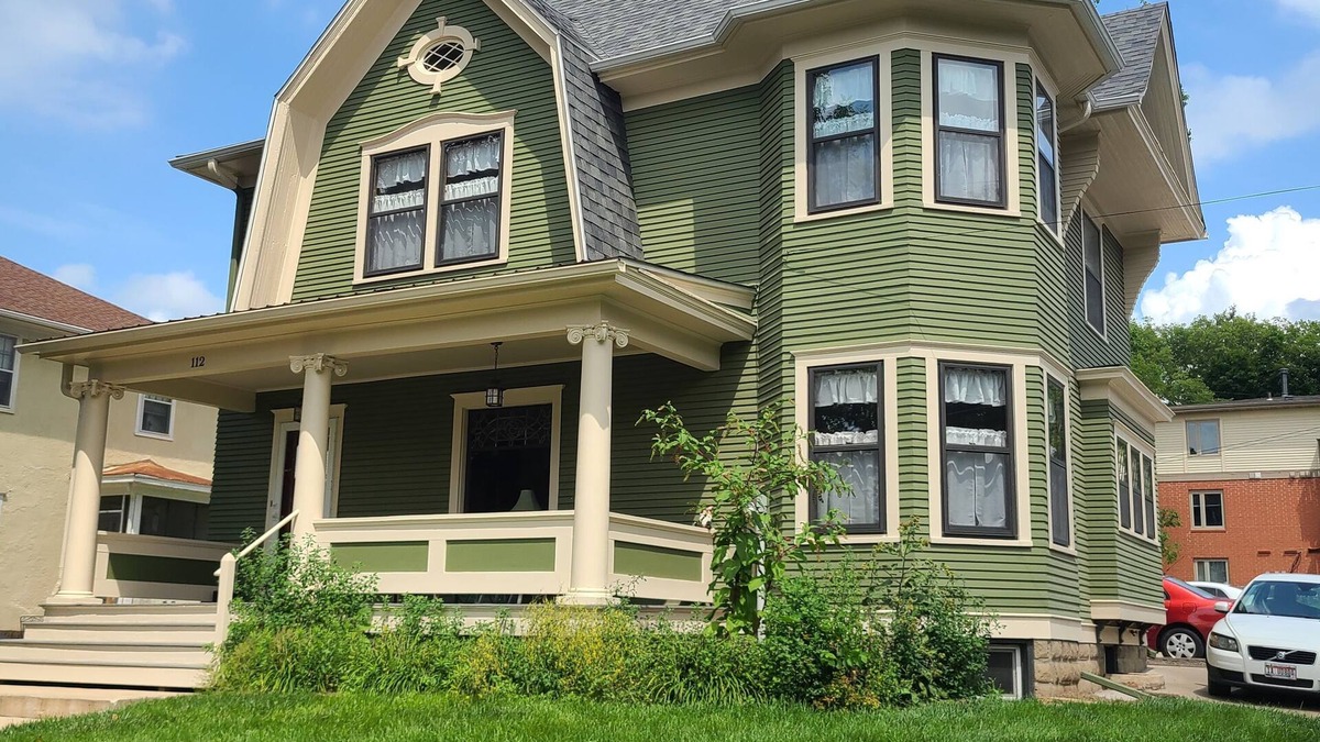 Iowa City House | 3-bedroom house 6 blocks from downtown 2 blocks from 9 sororities in Iowa City