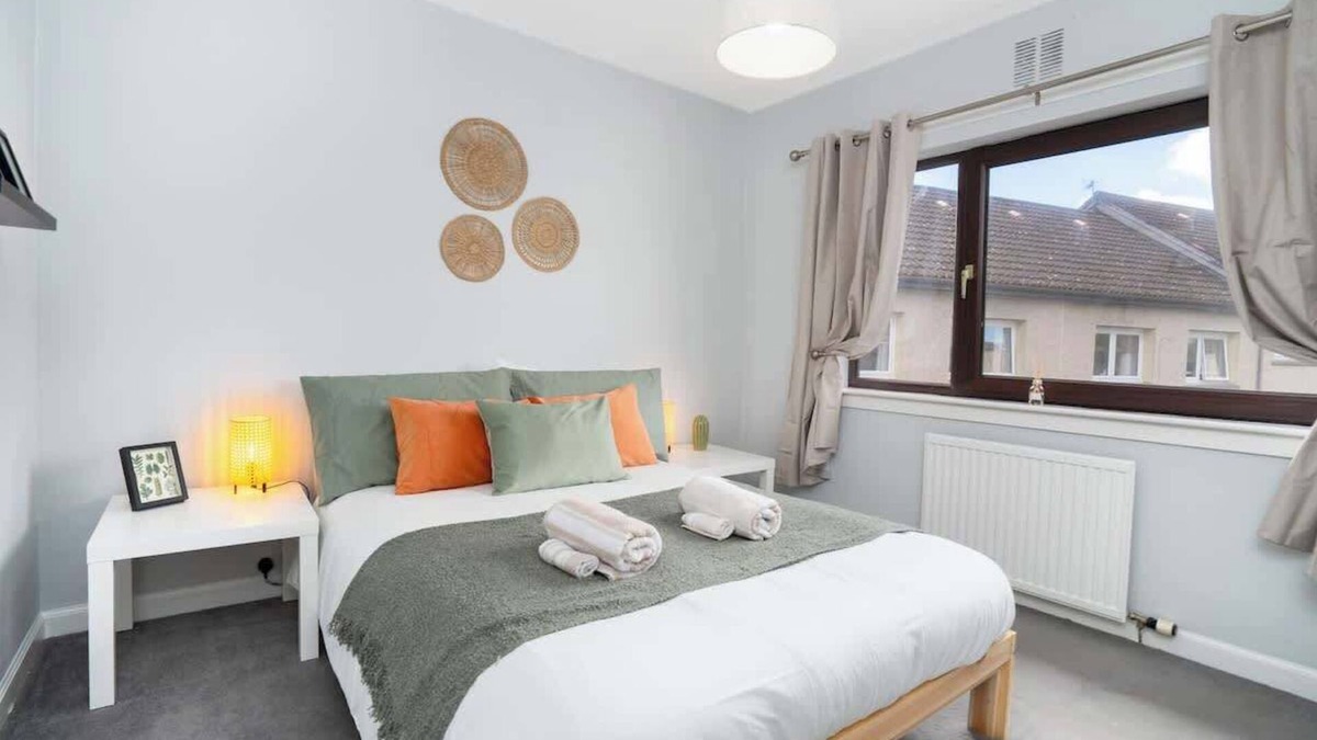 Dunfermline House | 3 Bedroom House - Free Parking