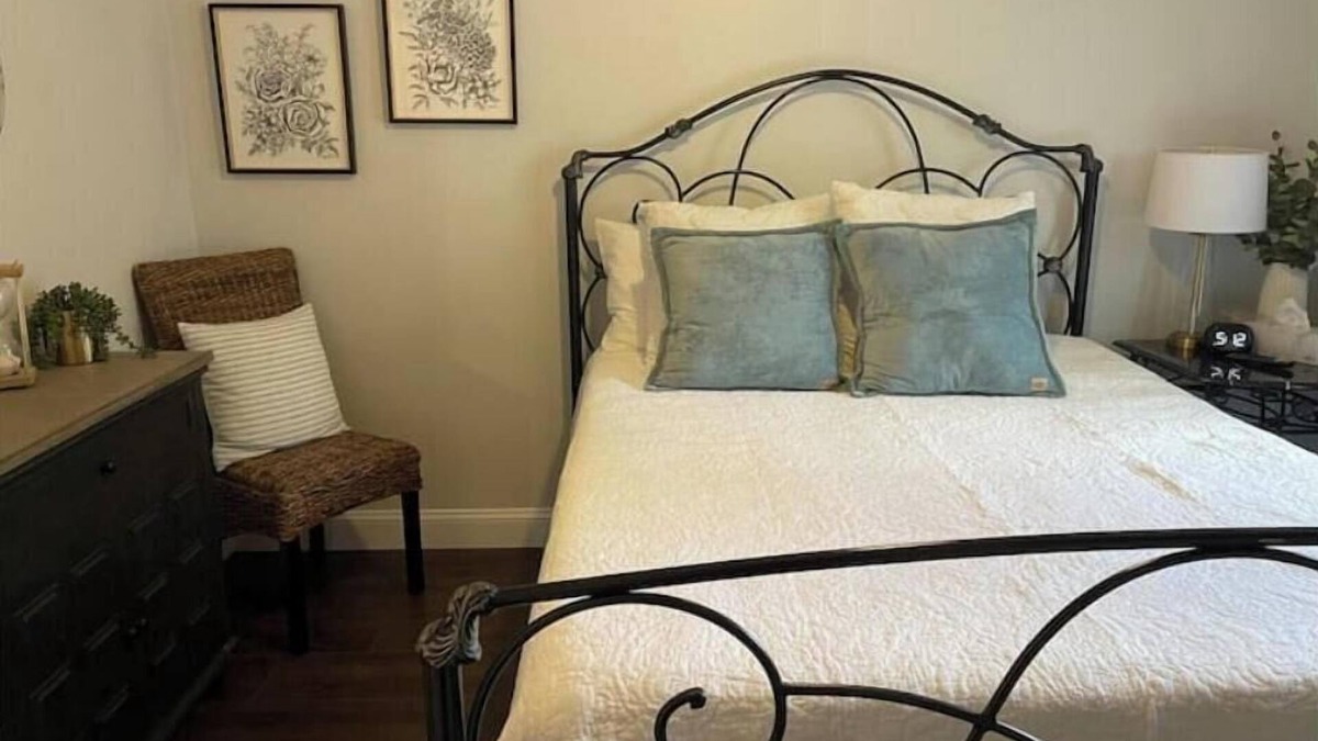 Elizabethtown House | 3-bedroom house in charming Elizabethtown with AC, WiFi, quiet and convenient.