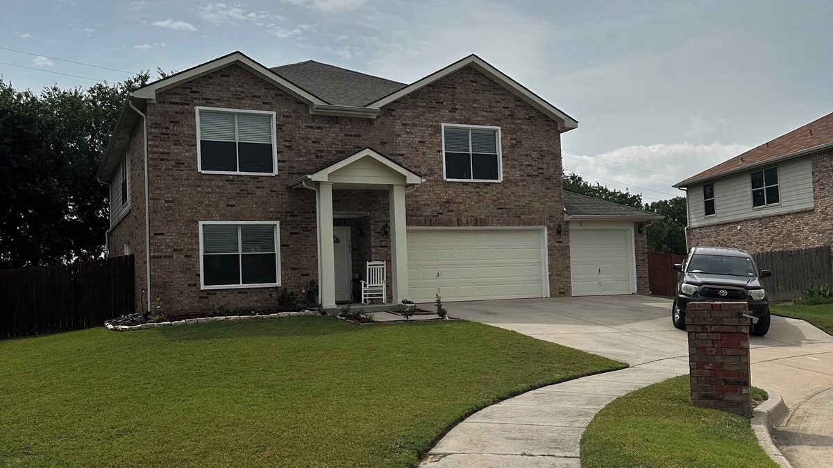 Saginaw House | 3-bedroom house in awesome Saginaw with WiFi, AC, fitness room