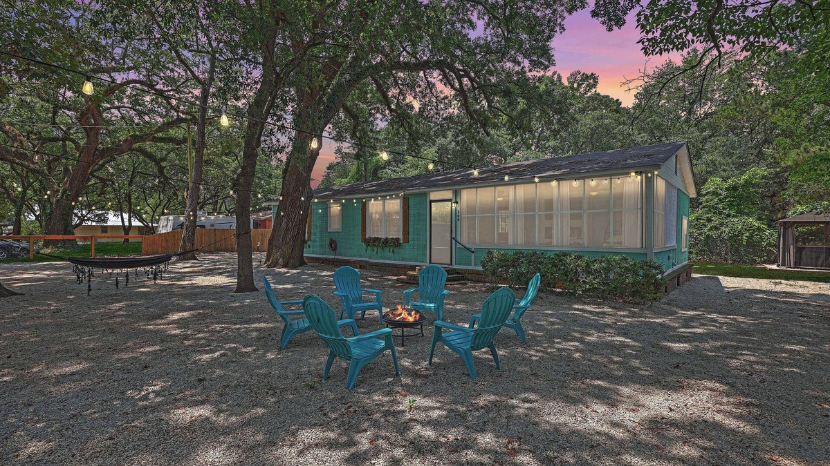 Russellville House | 3-bedroom house, in Bonneau Beach with WiFi, HVAC, hottub & lake beach access!