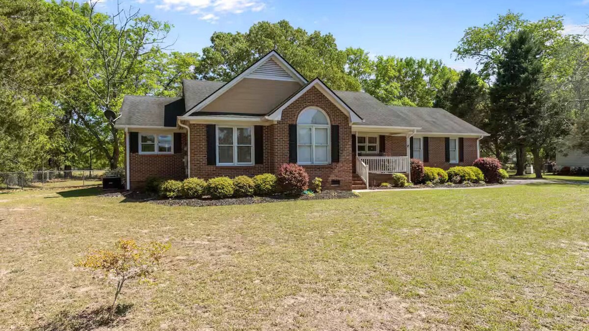 Cape Fear House | 3-bedroom house in fabulous Eastover with WIFI, all you need is your clothes!