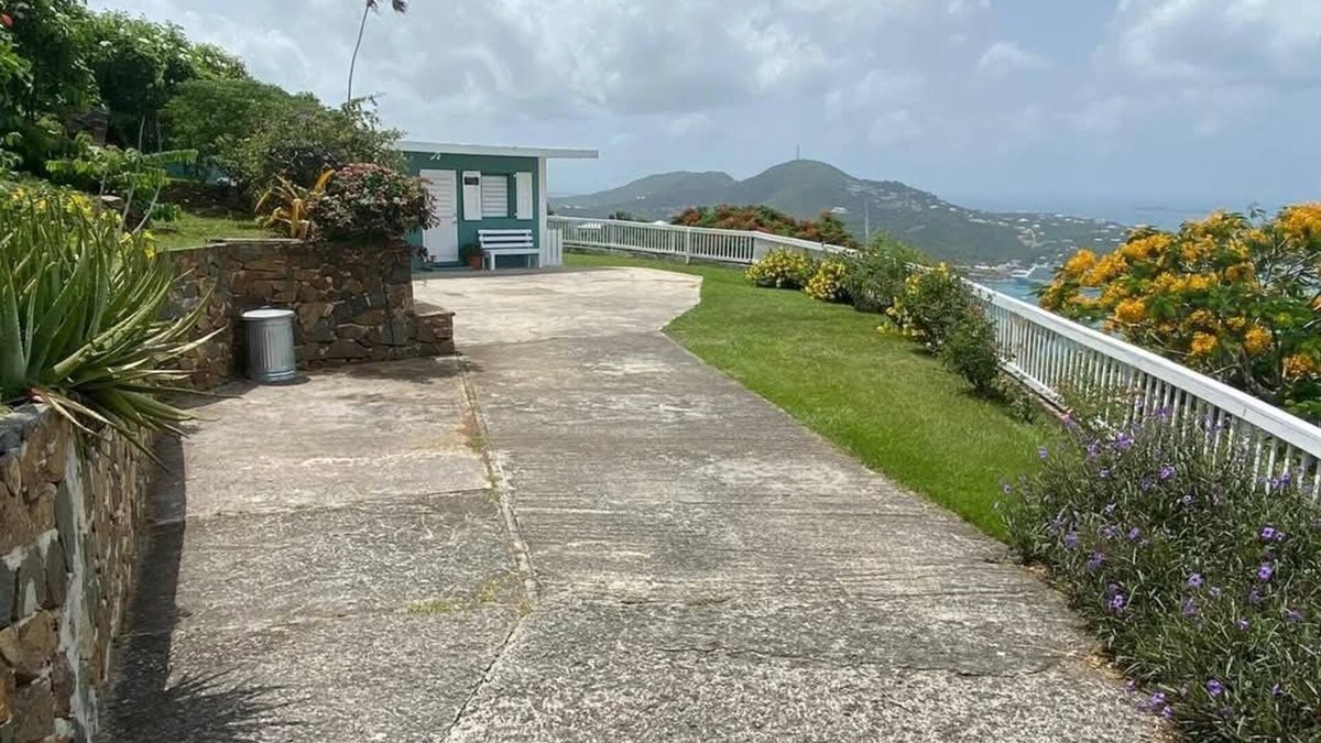 Estate Queens Quarter House | 3-bedroom house in lovely St Thomas with WiFi, AC,grill area, beach toys,games