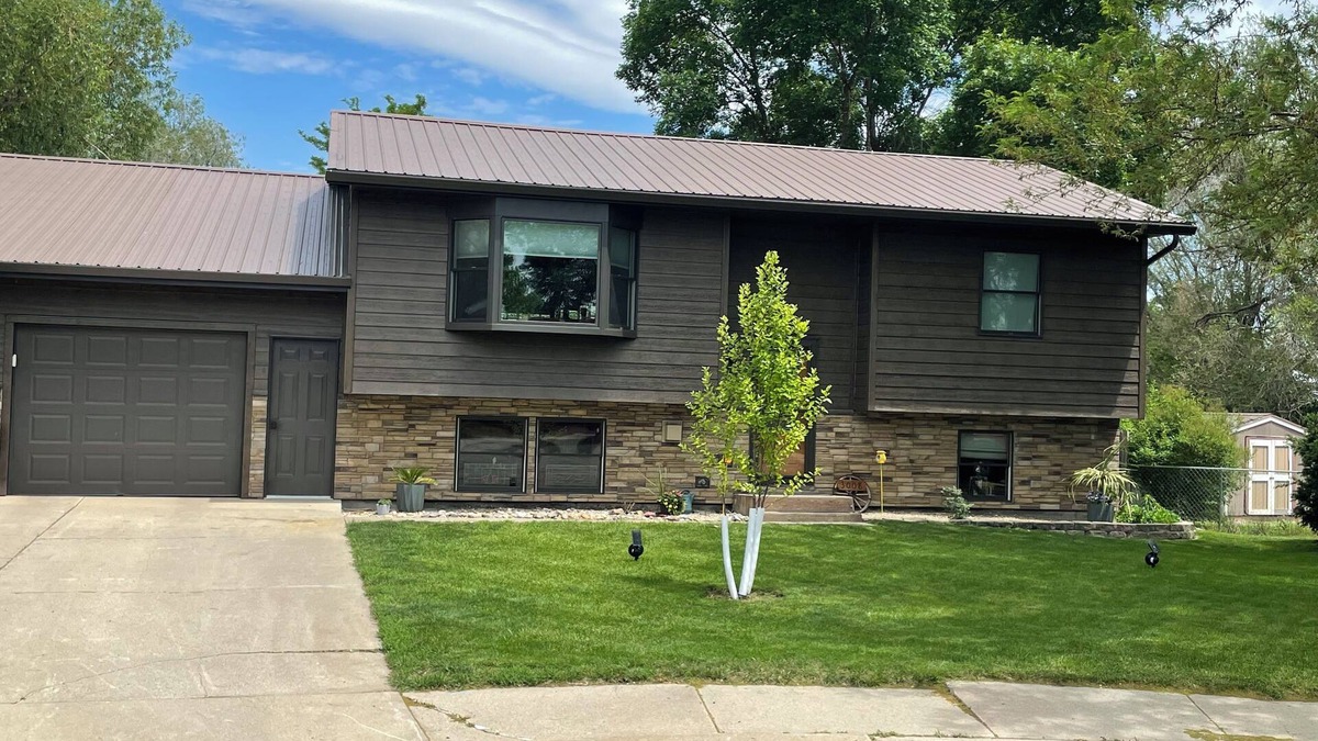 Pierre House | 3-bedroom house in lovely Pierre with AC, WiFi. Super host on the other site