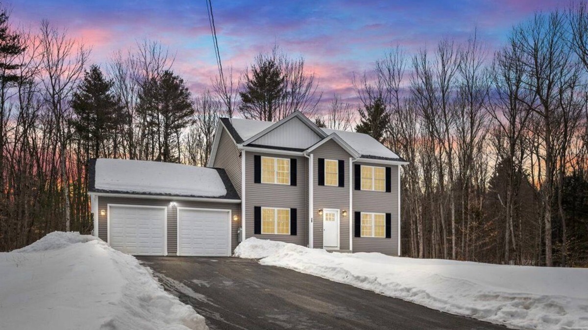 Gardner House | 3-bedroom house in marvelous Ashburnham with AC,fitness equipment,primary suite.