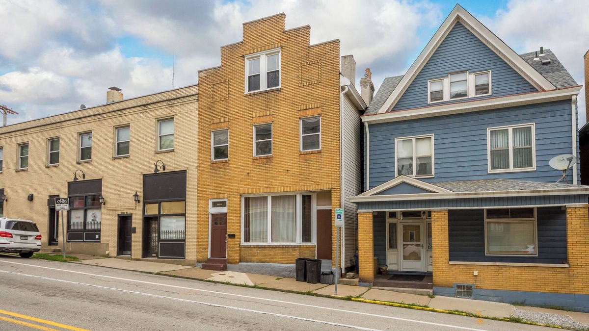 Perry North House | 3-bedroom house in marvelous Pittsburgh with Central HVAC