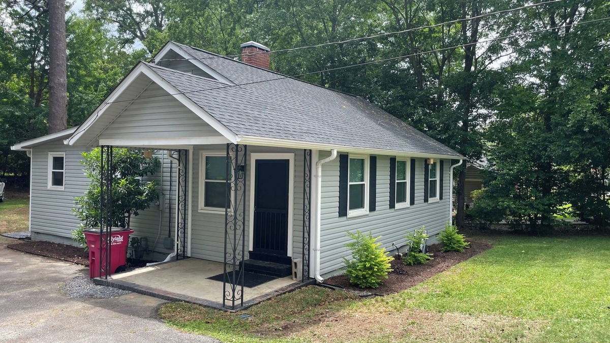 Macon House | 3-bedroom house in Macon with AC, WiFi, pebbled backyard picnic area, ENJOY!