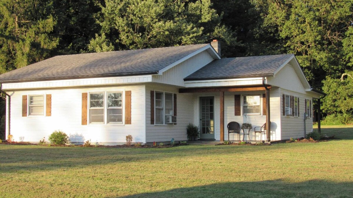 Galax House | 3-bedroom house in serene Galax with AC