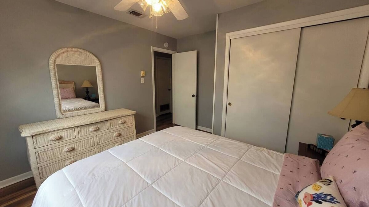 Lake Lorraine House | 3-bedroom house in small town Shalimar. 15 min drive to beautiful white beaches