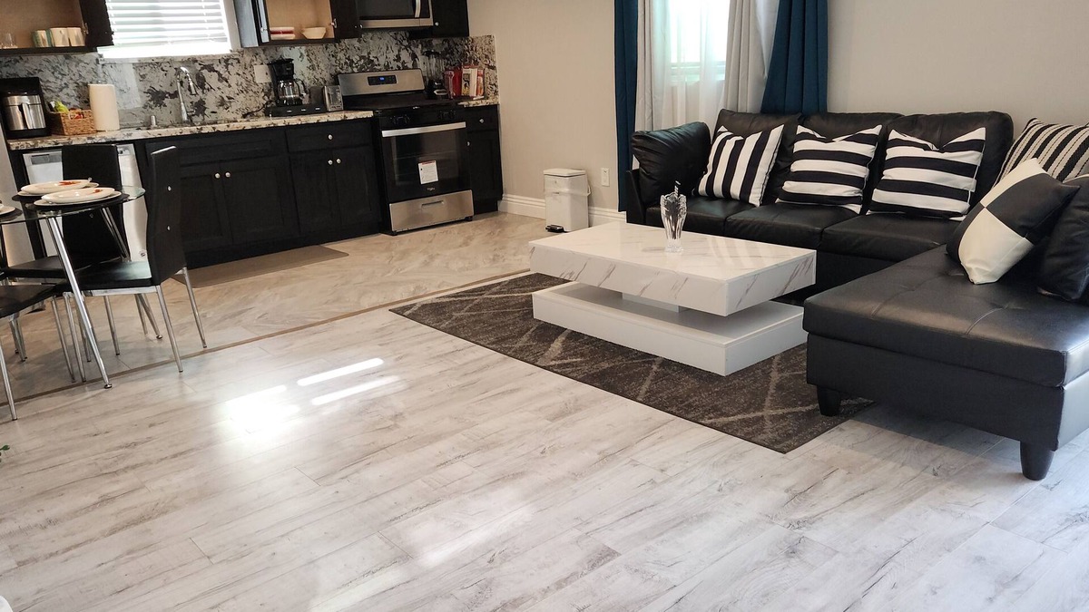 Los Angeles House | 3-bedroom house in brilliant Los Angeles close to LAX, SOFI. Hollywood,WiFi, AC