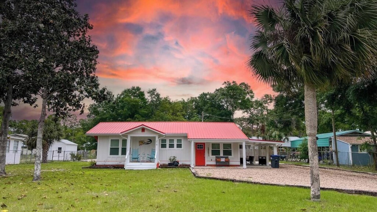 Steinhatchee House | 3-bedroom house in charming Steinhatchee with AC, WiFi. Enjoy a relaxing getaway