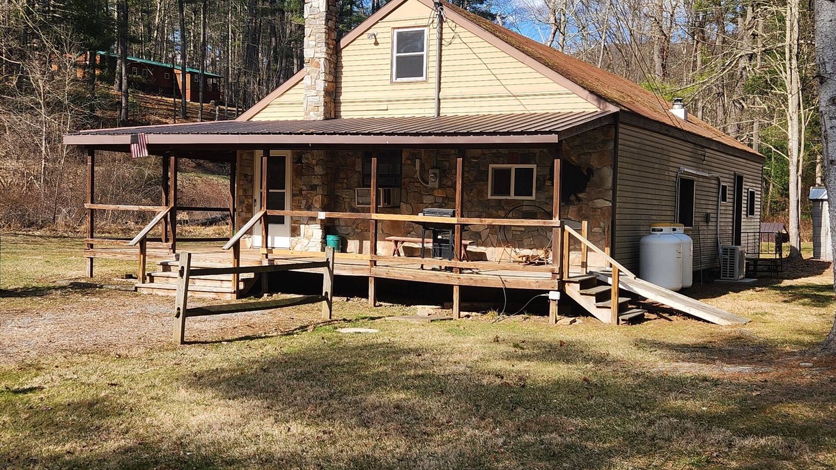 Antes Fort House | 3-bedroom house in Waterville, PA on Heverly Rd with WiFi, AC, Sleeps 16