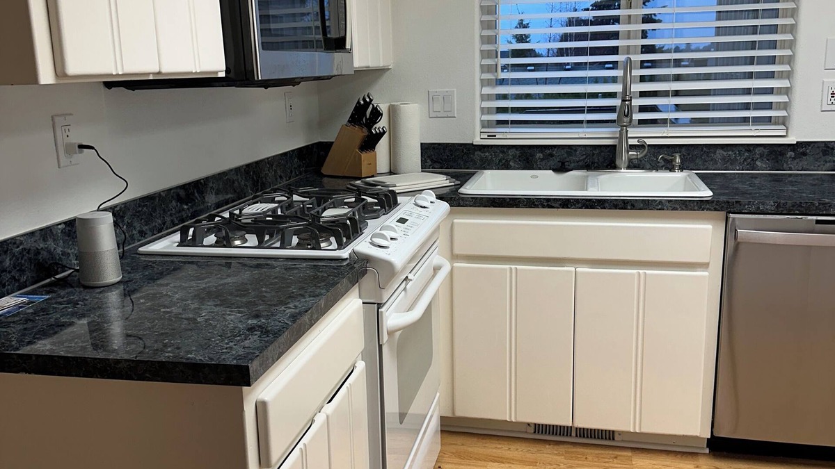 Sublimity House | 3-bedroom house in welcoming Sublimity with AC
