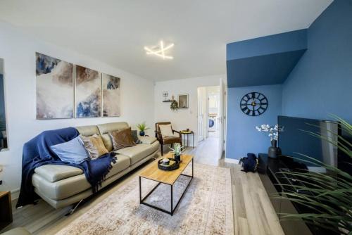 Cranfield House | 3 Bedroom House near Milton Keynes Bowl, Sleeps 6, with Free Wi-Fi, Full Kitchen, Garden and Free Parking - 1BYC