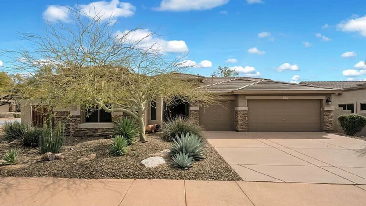 Tramonto House | 3-bedroom house + office in convenient area of North Phoenix.