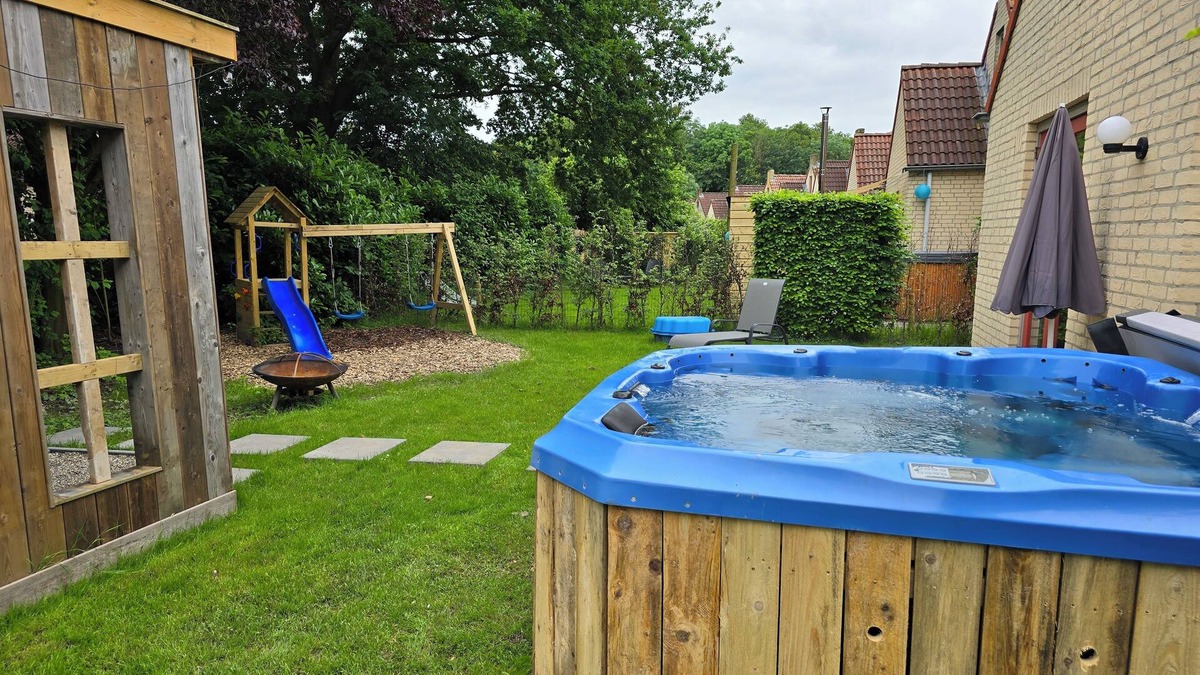 Ewijk House | 3 Bedroom House - Optional Jacuzzi - Playground - Porch - 7pers + Baby
