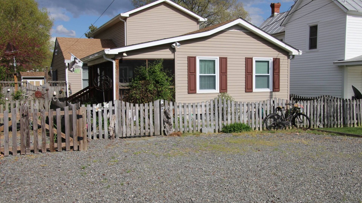 Colonial Beach House | 3-bedroom house in charming Colonial Beach with AC, WiFi
