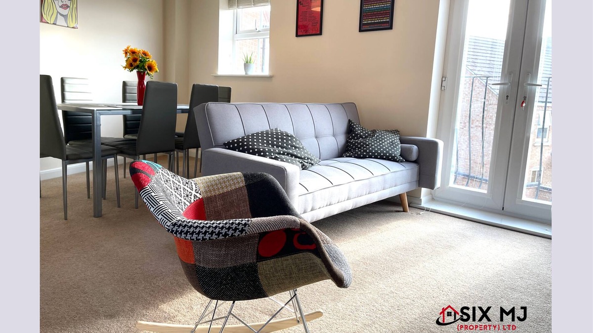 Higham Ferrers House | 3 bedroom house with private parking, near Rushden Lakes