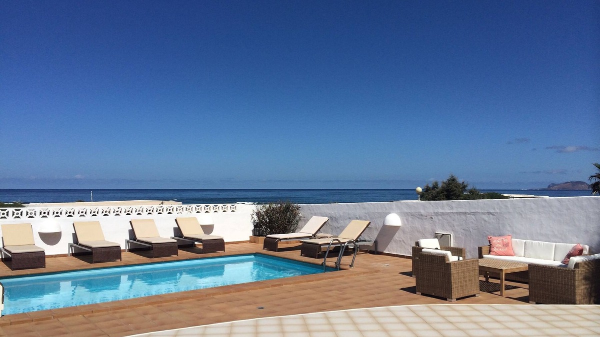 Urbanizacion Famara Villa | 3 Bedroom Luxury Villa With Private Pool on The Famous Famara Beach