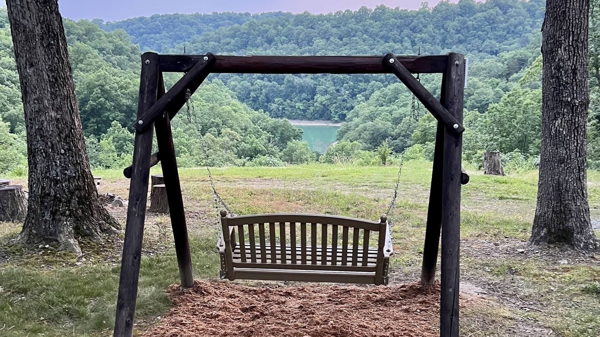Russell Springs Cabin | 3 Bedroom Lake View Family Cabin 3/4 mile to marina! WIFI! NO CLEANING FEE