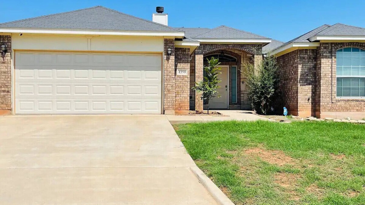 Abilene House | 3 Bedroom located in bustling area of Abilene