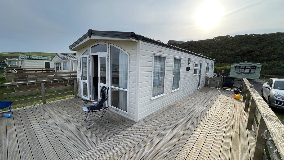 Drummore Cabin | 3 Bedroom Lodge, Close to Beach, Stunning Views, includes hot tub