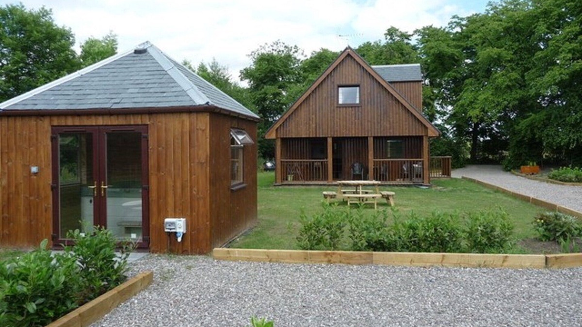 Tillicoultry House | 3 Bedroom lodge with hot tub and garden.