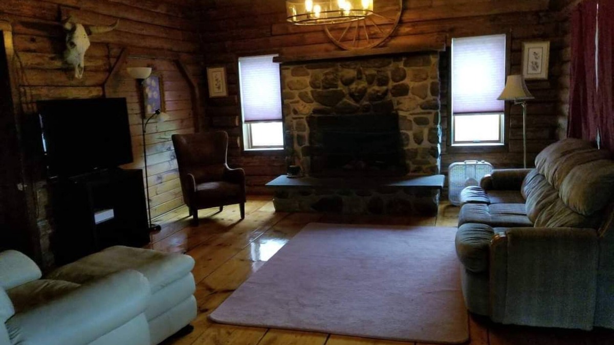 Cornville House | 3-bedroom log cabin on horse farm in Cornville, AC, large in ground pool
