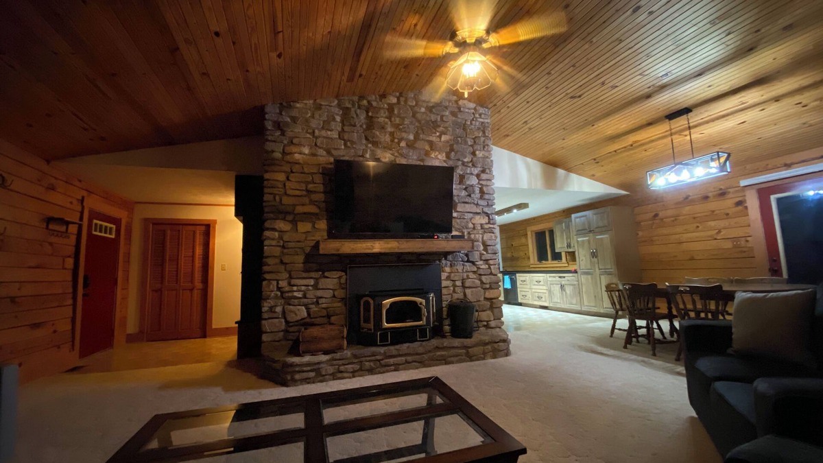 Vienna House | 3 Bedroom Log Home located near Vienna Illinois ~ NO CLEANING FEE ~