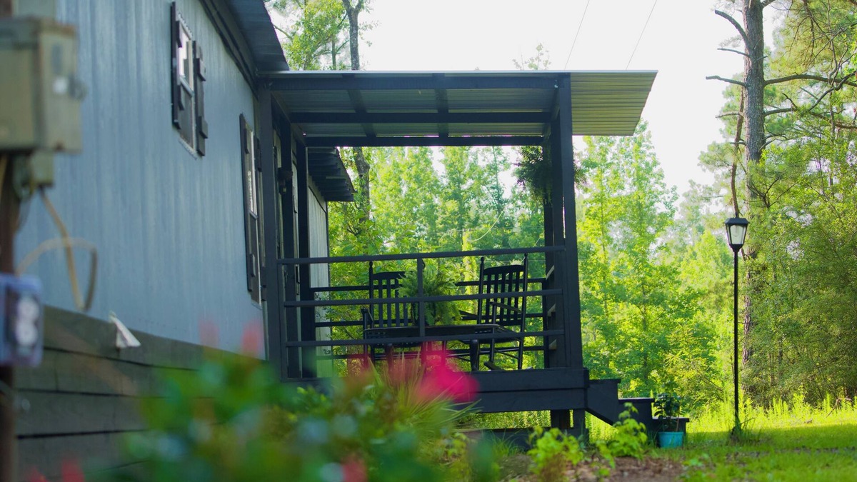 Chatawa House | 3-bedroom mobile home in wonderful Mount Hermon with WiFi, AC, and internet.