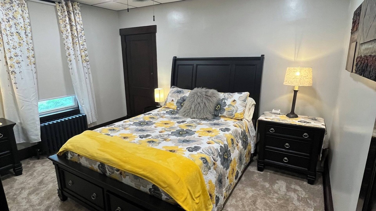 South Hills Apartment | 3-bedroom Modern Updated Apartment in Pittsburgh, Brownsville Rd, Rt51