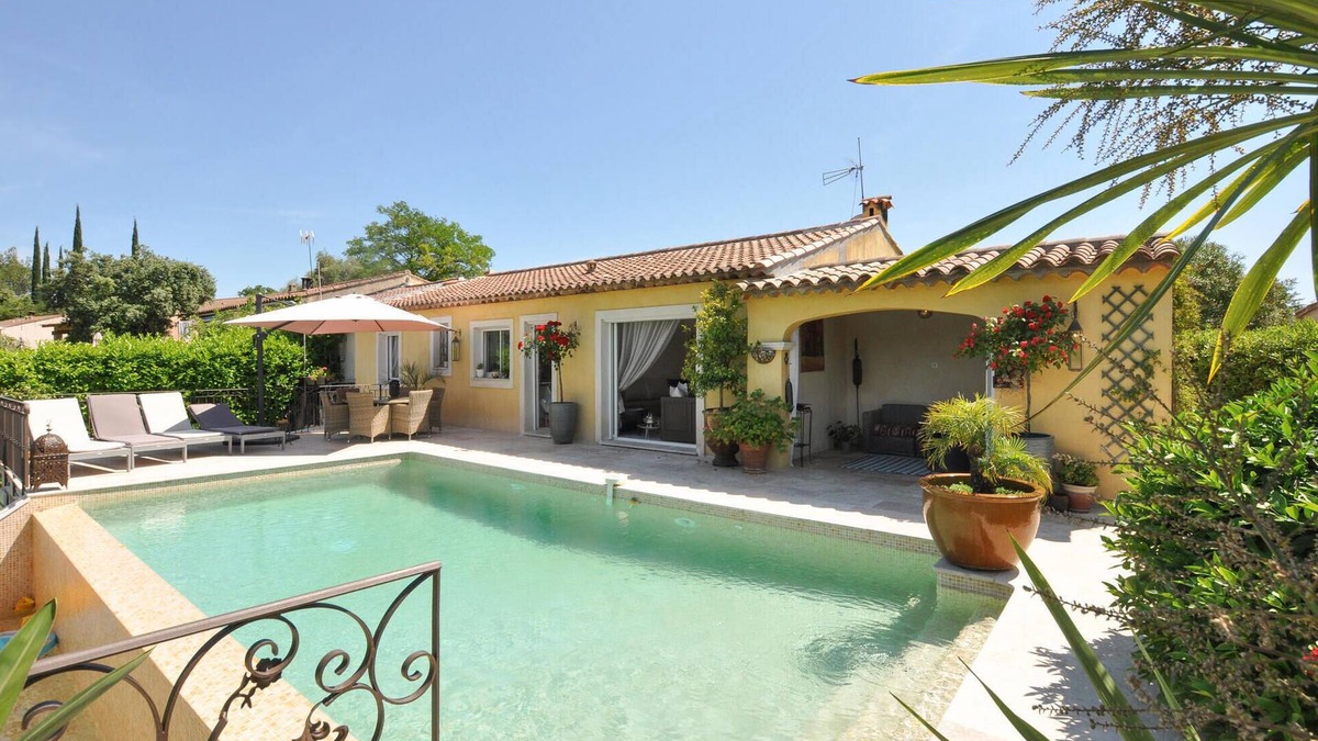 Bagnols-en-Foret House | 3 bedroom nice home in Bagnols en Forêt