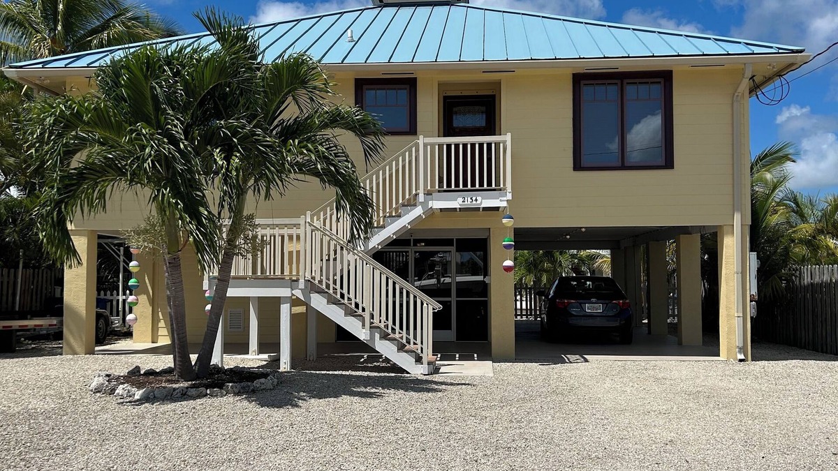 Big Pine Key House | 3-bedroom on water. Cable, WiFi, AC, Hot tub, Dock. Feb & March 2026 Available!