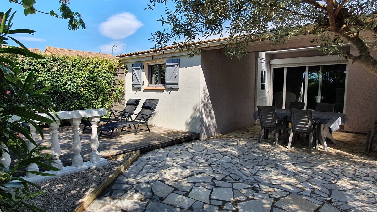 Vendres House | 3-bedroom Pavilion in residence with swimming pool